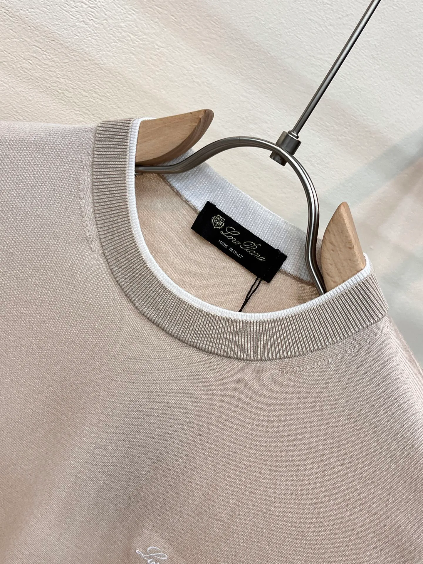 LP. 2026 Spring and Summer Family Men's Premium Simple Lapel Knitted Short Sleeve, Classic Series Premium is a luxurious and platinum-level Classic basic T-shirt. The all-over design perfectly integrates Italian aesthetics and inherits the genes of the Jay family. It takes a minimalist route and is in line with modern urban aesthetics! The Classic brand logo is decorated on the chest. The craftsmanship is exquisitely presented, and it is a soul-like existence. It effectively flaunts the brand identity and guarantees the quality of the craftsmanship! The imported top-quality anti-pilling fabrics are selected from the finest cotton raw materials from the Nile River area with excellent sunlight. They are woven and dyed in a century-old workshop, transforming the fabric into incomparable comfort. It is treated with exclusive technology and has excellent skin-friendliness. In addition, it has a full cotton feel and excellent breathability! Sizes: M-4XL Please state your height and weight when placing an order.